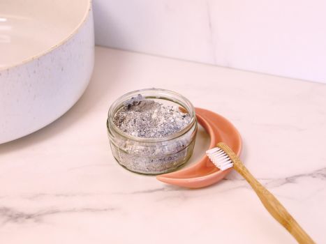 Poudre blanchissante naturelle pour les dents