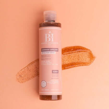 Gommage capillaire 250ml - Beauté Insolente, exfoliating hair scrub in a 250ml bottle on a peach background.